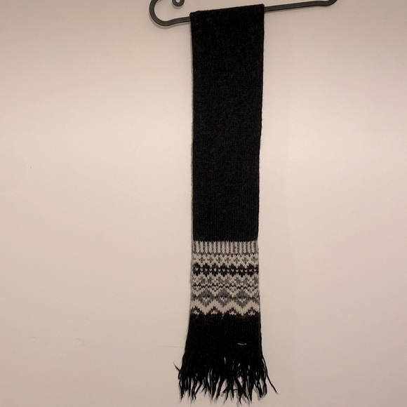 Black wool scarf - Picture 2 of 2